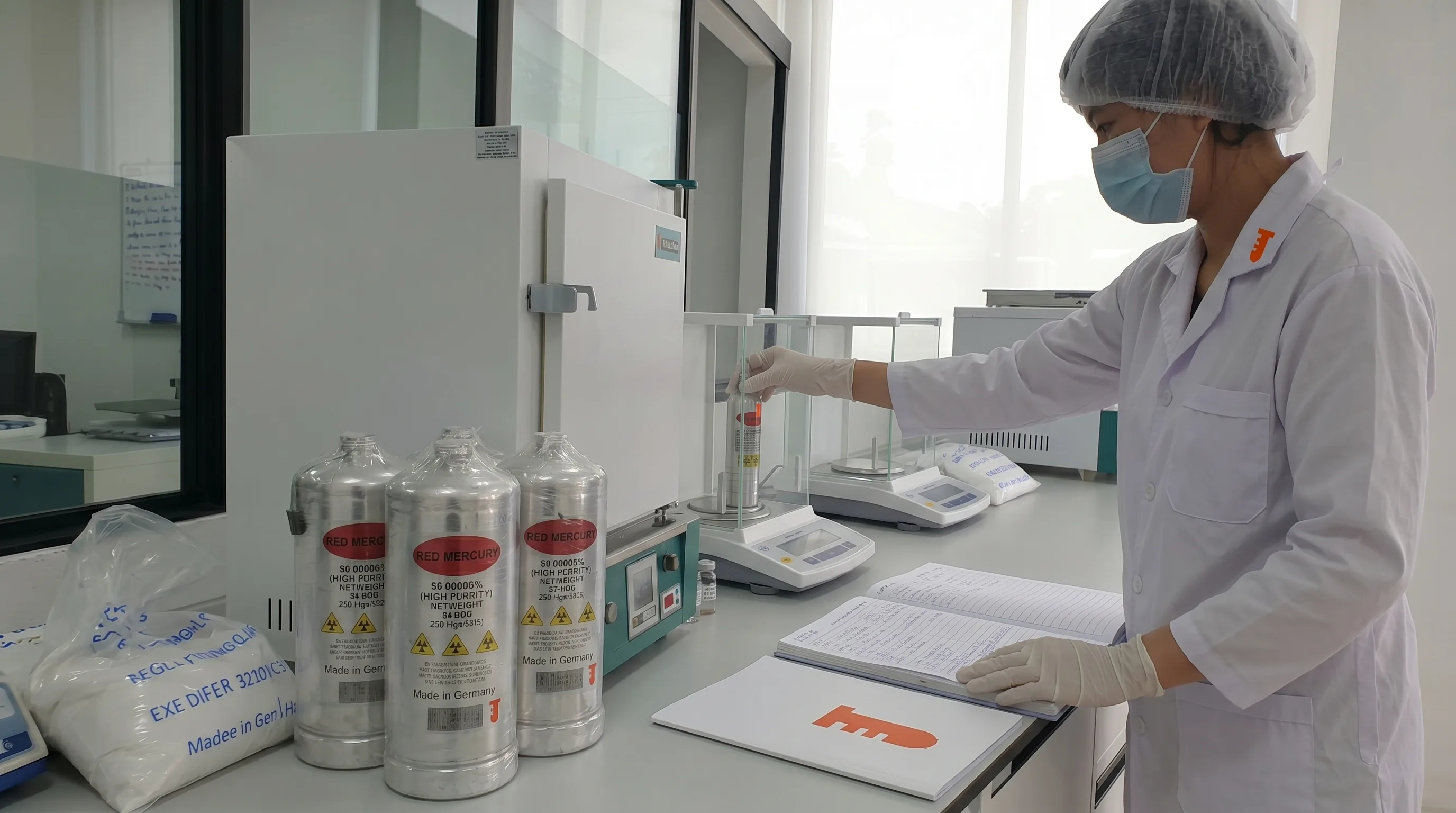 عينة زئبق أحمر 20/20-258 بلون أحمر كرزي (Hg2Sb2O7) داخل مختبر UE Chemicals
